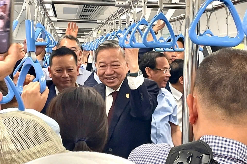 Party chief To Lam takes surprise Metro ride in HCM City